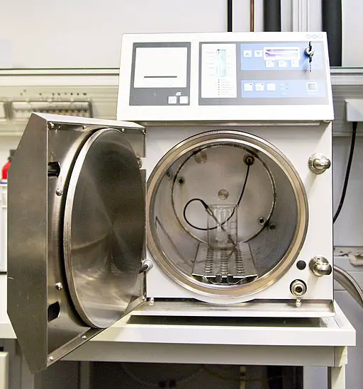 Petit autoclave de laboratoire de paillasse par Nadina Wiórkiewiczpl.wiki : Nadine90commons : Nadine90 / CC BY-SA (https://creativecommons.org/licenses/by-sa/3.0)